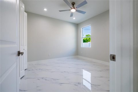 House in Tampa, Florida 4 bedrooms, 175.21 sq.m. № 2219034 - photo 30