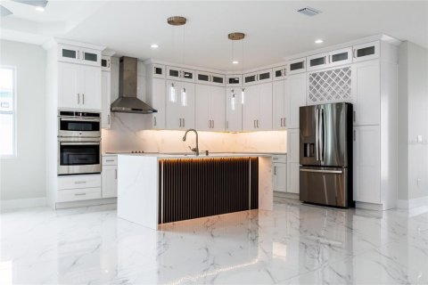 House in Tampa, Florida 4 bedrooms, 175.21 sq.m. № 2219034 - photo 4