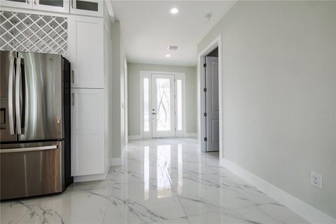 House in Tampa, Florida 4 bedrooms, 175.21 sq.m. № 2219034 - photo 8