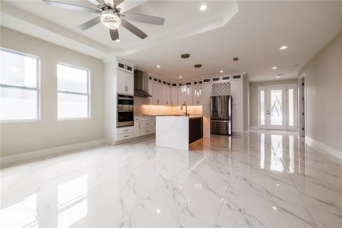 House in Tampa, Florida 4 bedrooms, 175.21 sq.m. № 2219034 - photo 5