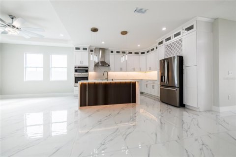 House in Tampa, Florida 4 bedrooms, 175.21 sq.m. № 2219034 - photo 6