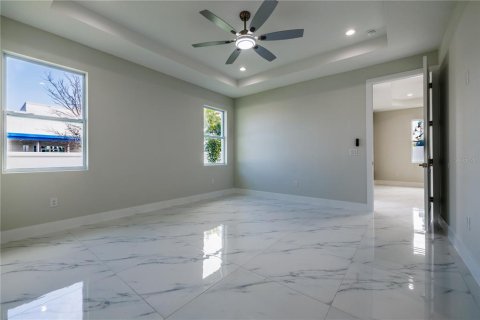 House in Tampa, Florida 4 bedrooms, 175.21 sq.m. № 2219034 - photo 18