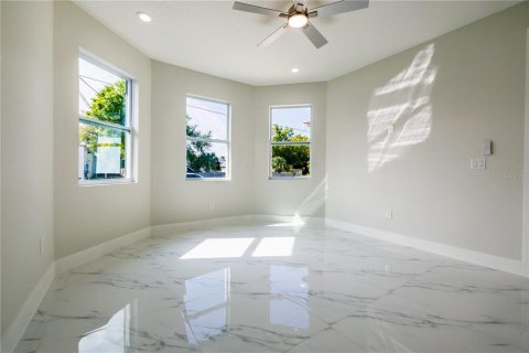 House in Tampa, Florida 4 bedrooms, 175.21 sq.m. № 2219034 - photo 14