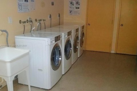 Condo in Hollywood, Florida, 1 bedroom  № 2024787 - photo 11