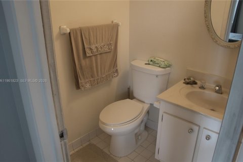 Condo in Hollywood, Florida, 1 bedroom  № 2024787 - photo 6