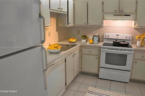 Condo in Hollywood, Florida, 1 bedroom  № 2024787 - photo 3
