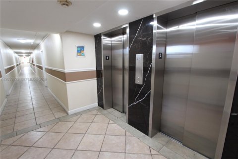 Condo in Miami, Florida, 1 bedroom  № 2086587 - photo 14