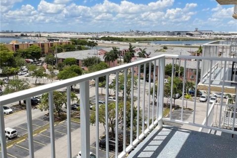 Condo in Miami, Florida, 1 bedroom  № 2086587 - photo 7