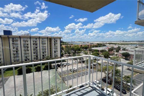 Condo in Miami, Florida, 1 bedroom  № 2086587 - photo 8