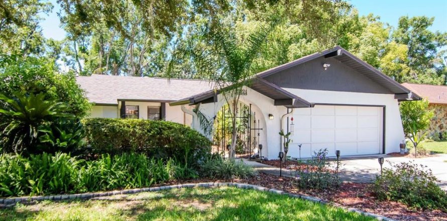 House in Land O' Lakes, Florida 3 bedrooms, 194.54 sq.m. № 1795661