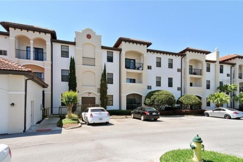 Condo in Orlando, Florida, 2 bedrooms  № 1608958 - photo 1