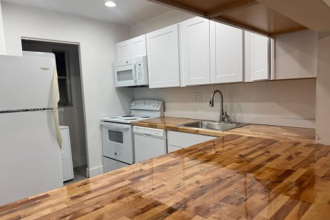 Condo in Tamarac, Florida, 2 bedrooms  № 2004008 - photo 3