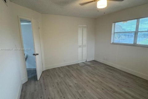 Condo in Tamarac, Florida, 2 bedrooms  № 2004008 - photo 15