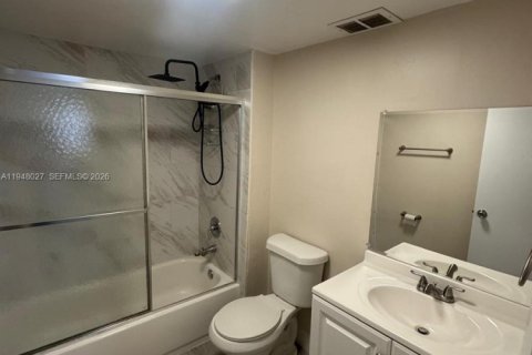 Condo in Tamarac, Florida, 2 bedrooms  № 2004008 - photo 9