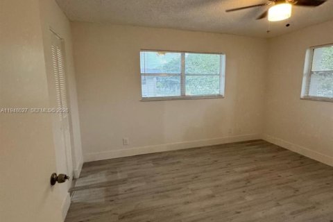 Condo in Tamarac, Florida, 2 bedrooms  № 2004008 - photo 12