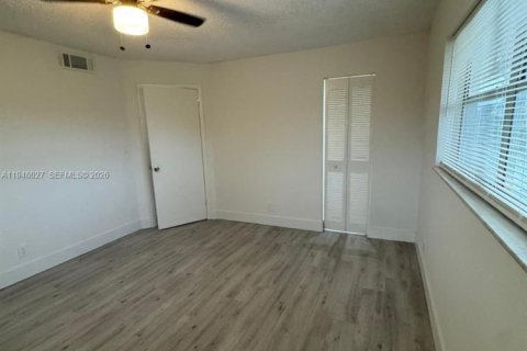 Condo in Tamarac, Florida, 2 bedrooms  № 2004008 - photo 14