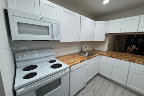 Condo in Tamarac, Florida, 2 bedrooms  № 2004008