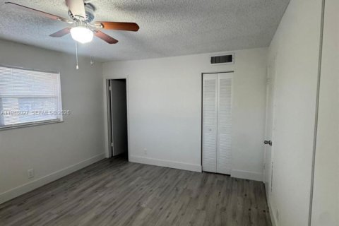 Condo in Tamarac, Florida, 2 bedrooms  № 2004008 - photo 6