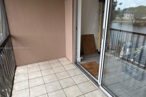 Condo in Tamarac, Florida, 2 bedrooms  № 2004008 - photo 21