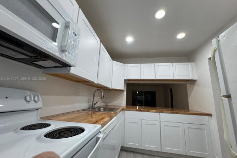 Condo in Tamarac, Florida, 2 bedrooms  № 2004008 - photo 2