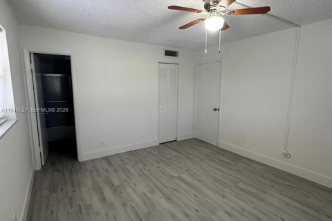 Condo in Tamarac, Florida, 2 bedrooms  № 2004008 - photo 7