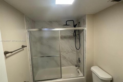 Condo in Tamarac, Florida, 2 bedrooms  № 2004008 - photo 10