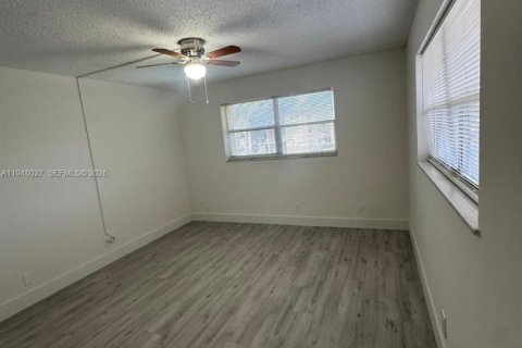 Condo in Tamarac, Florida, 2 bedrooms  № 2004008 - photo 8