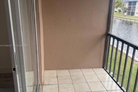 Condo in Tamarac, Florida, 2 bedrooms  № 2004008 - photo 22