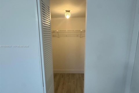 Condo in Tamarac, Florida, 2 bedrooms  № 2004008 - photo 11