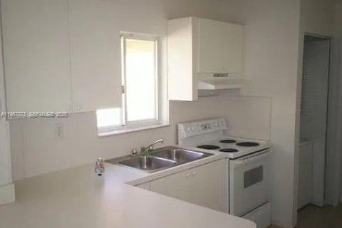 Снять в аренду виллу или дом в Флорида-Сити, Флорида 3 спальни, 98.94м2, № 2081364 - фото 5