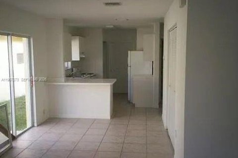 Снять в аренду виллу или дом в Флорида-Сити, Флорида 3 спальни, 98.94м2, № 2081364 - фото 2