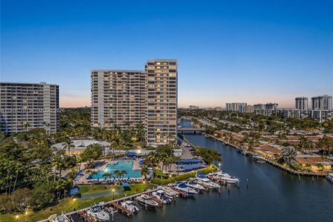 Condominio en Hallandale Beach, Florida, 2 dormitorios  № 2046413
