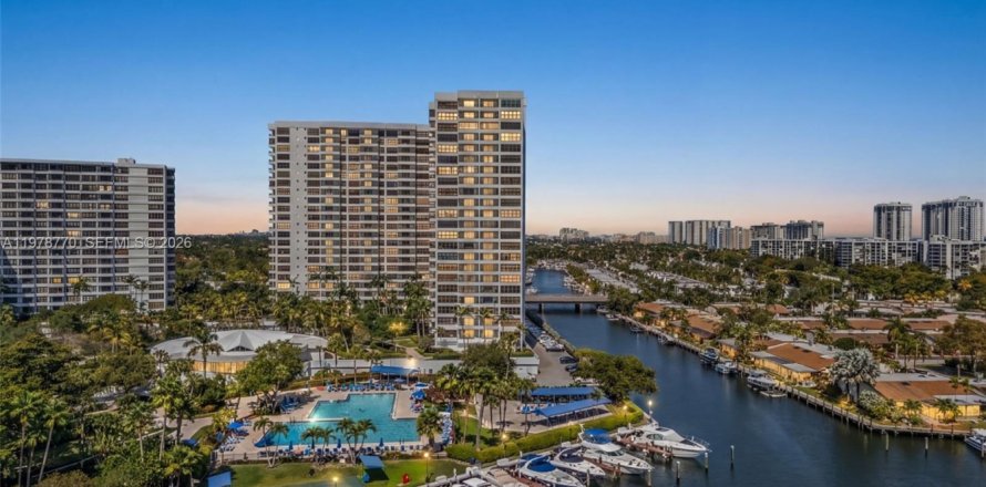 Condominio en Hallandale Beach, Florida, 2 dormitorios  № 2046413