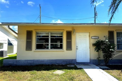 House in Tamarac, Florida 2 bedrooms, 92.81 sq.m. № 1802514 - photo 1