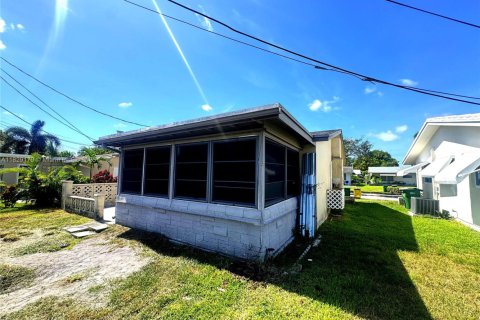House in Tamarac, Florida 2 bedrooms, 92.81 sq.m. № 1802514 - photo 4