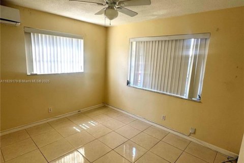 House in Tamarac, Florida 2 bedrooms, 92.81 sq.m. № 1802514 - photo 11