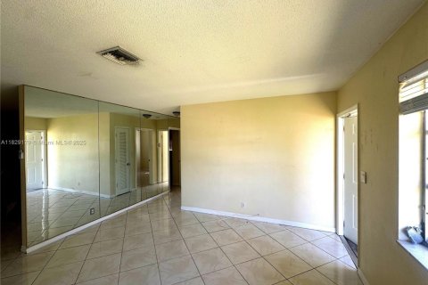 House in Tamarac, Florida 2 bedrooms, 92.81 sq.m. № 1802514 - photo 9