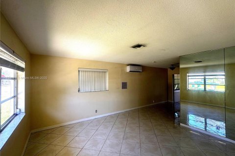House in Tamarac, Florida 2 bedrooms, 92.81 sq.m. № 1802514 - photo 7