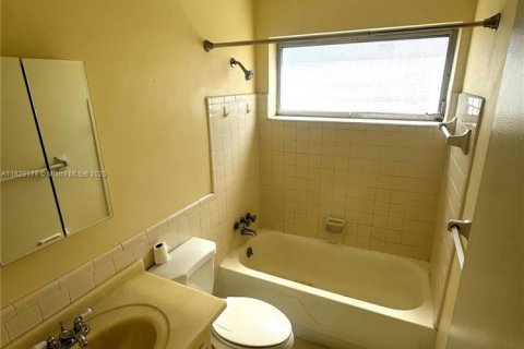 House in Tamarac, Florida 2 bedrooms, 92.81 sq.m. № 1802514 - photo 18