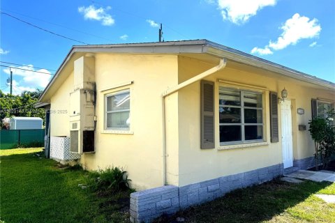 House in Tamarac, Florida 2 bedrooms, 92.81 sq.m. № 1802514 - photo 2