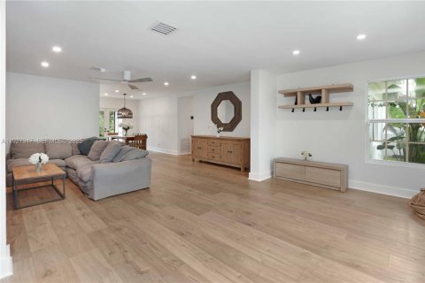 House in Hollywood, Florida 2 bedrooms, 136.01 sq.m. № 2065394 - photo 7