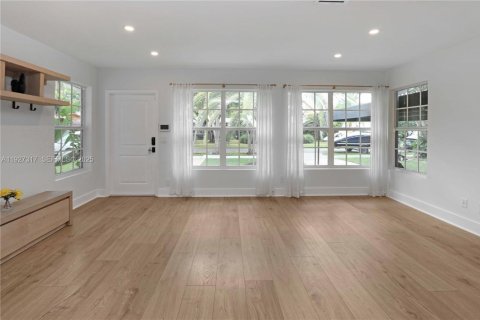 House in Hollywood, Florida 2 bedrooms, 136.01 sq.m. № 2065394 - photo 5