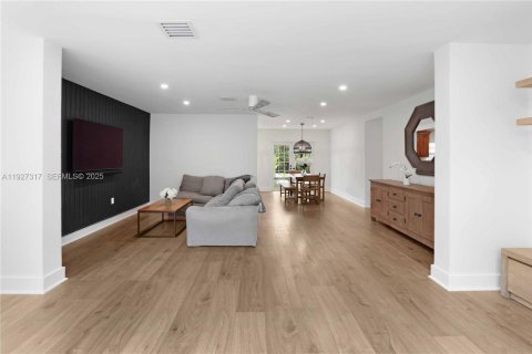 House in Hollywood, Florida 2 bedrooms, 136.01 sq.m. № 2065394 - photo 3