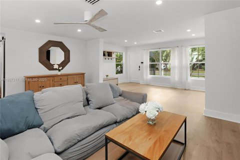 House in Hollywood, Florida 2 bedrooms, 136.01 sq.m. № 2065394 - photo 11