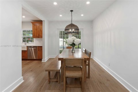 House in Hollywood, Florida 2 bedrooms, 136.01 sq.m. № 2065394 - photo 14