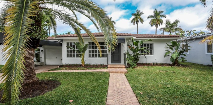 House in Hollywood, Florida 2 bedrooms, 136.01 sq.m. № 2065394