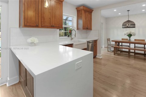 House in Hollywood, Florida 2 bedrooms, 136.01 sq.m. № 2065394 - photo 16