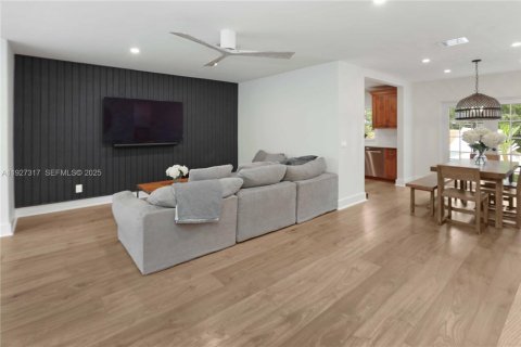 House in Hollywood, Florida 2 bedrooms, 136.01 sq.m. № 2065394 - photo 9