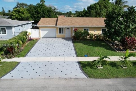 Casa en alquiler en North Lauderdale, Florida, 3 dormitorios, 106.65 m2 № 1991854 - foto 1