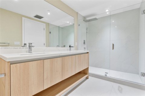 Купить кондоминиум в Бей-Харбор-Айлендс, Флорида 2 спальни, 114.83м2, № 2090725 - фото 24